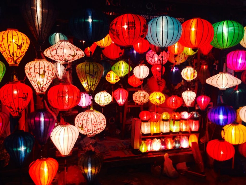 https://vietnamtypicaltours.com/wp-content/uploads/2018/09/light-glowing-night-in-Autumn-Festival.jpg